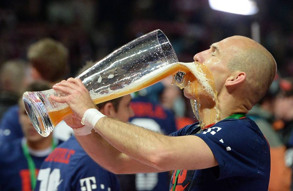 Fiumi di birra nella bocca di Robben. Afp